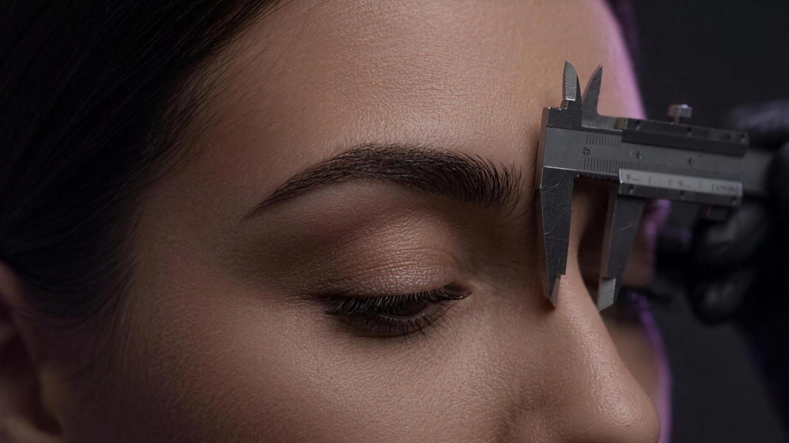 Kaş Kaldırma (Brow Lift): Cerrahi ve Cerrahi Dışı Yöntemler